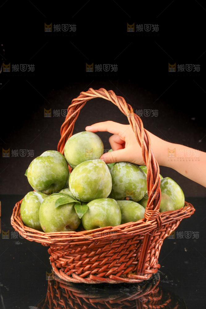 黑底上的青奈李
