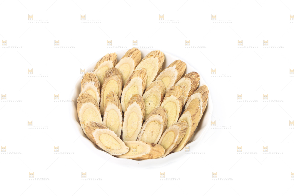 白底上摆放着黄芪