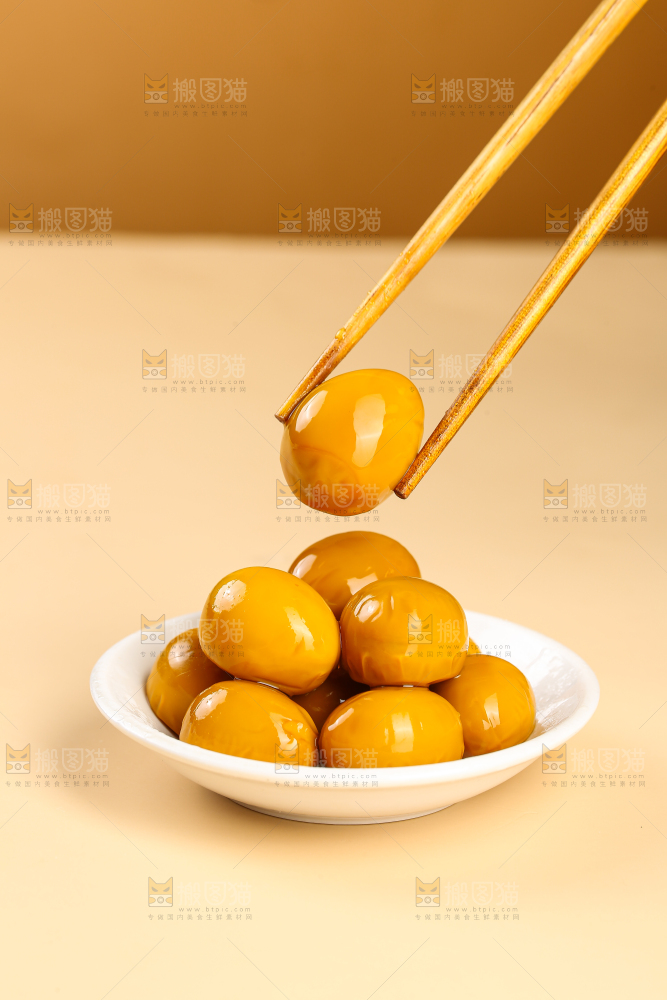 浅底上的卤鹌鹑蛋