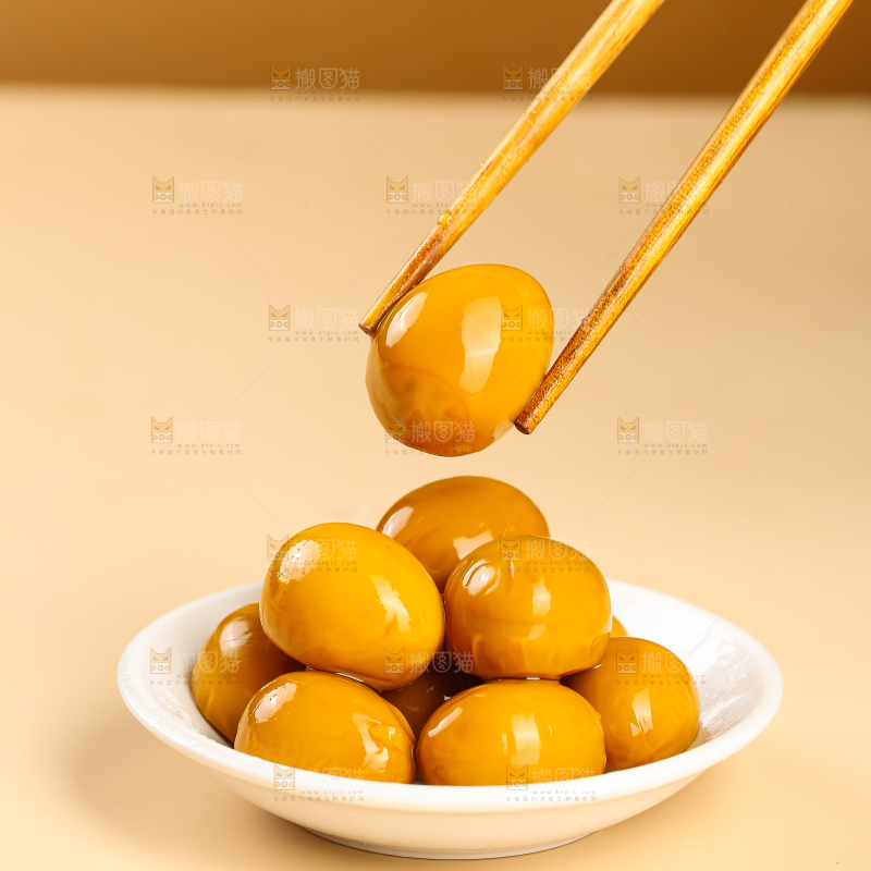 浅底上的卤鹌鹑蛋
