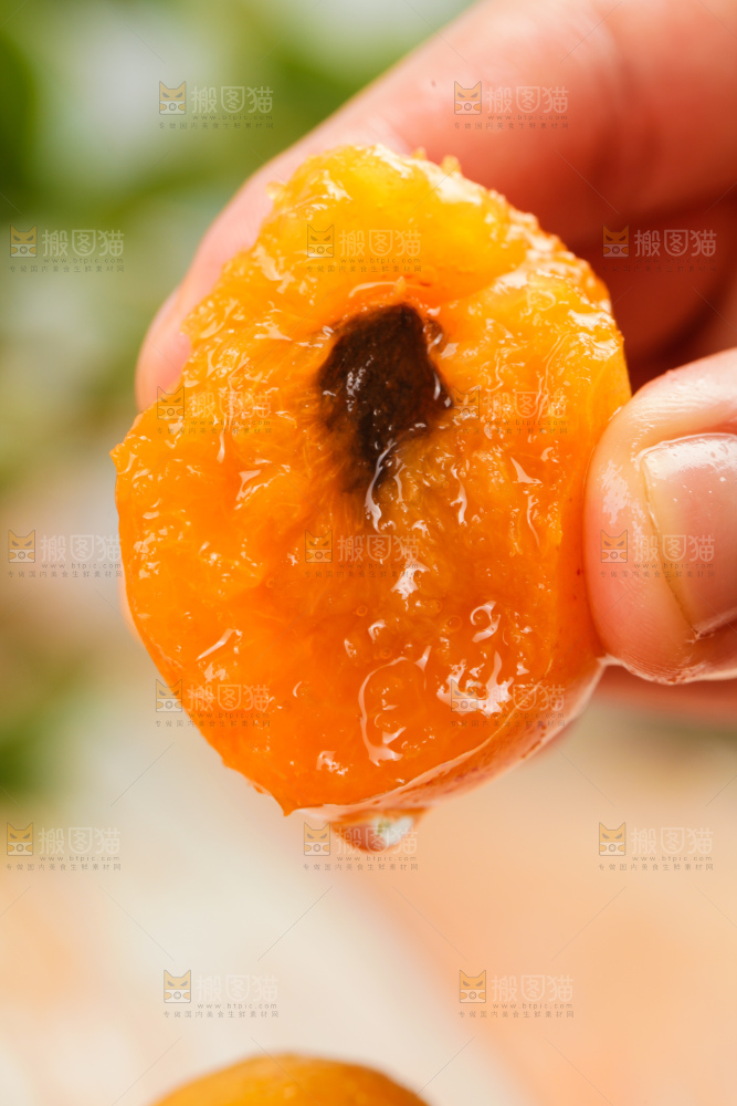 木底上的小红杏