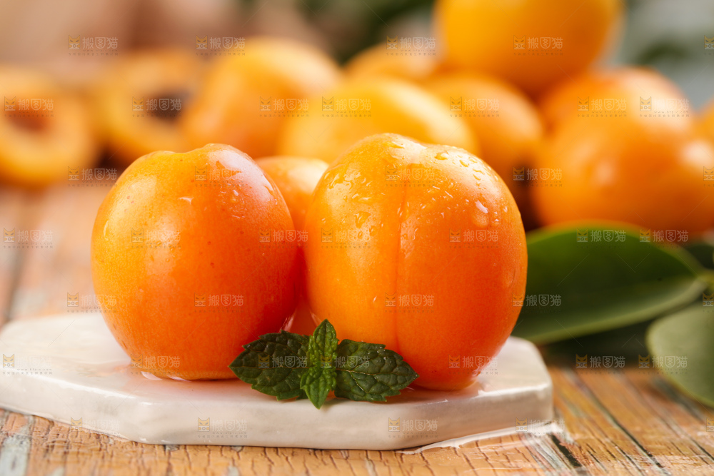木底上的小红杏