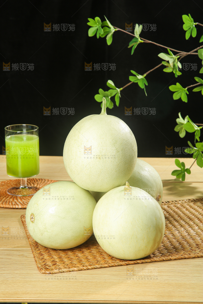 木底上的玉菇甜瓜