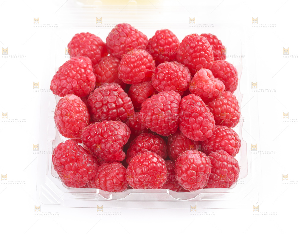 白底上的新鲜覆盆子