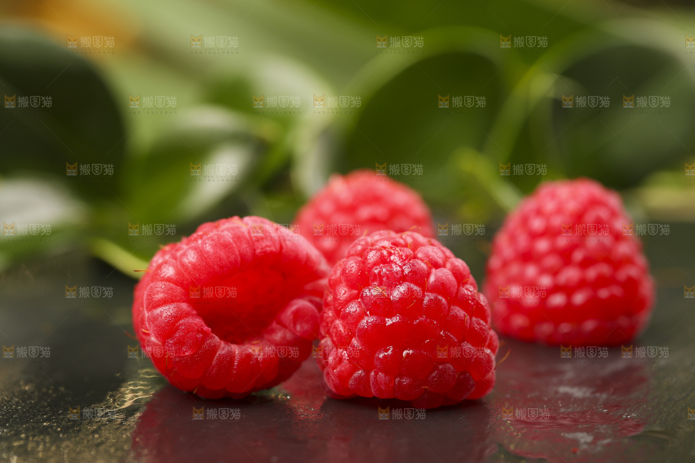 深底上的新鲜覆盆子