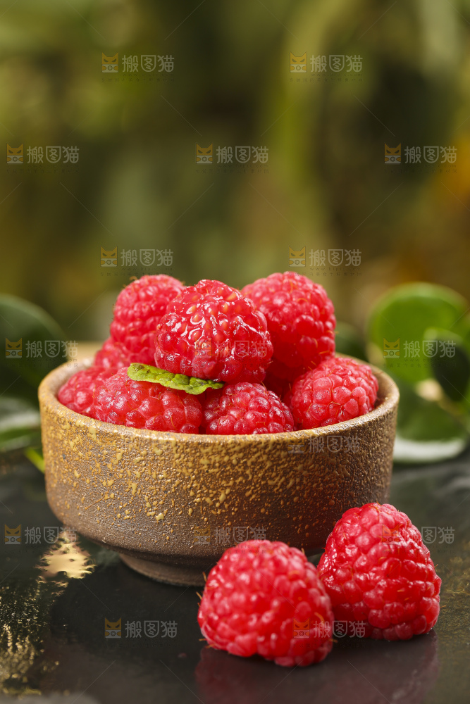 深底上的新鲜覆盆子