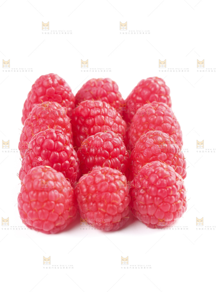白底上的新鲜覆盆子