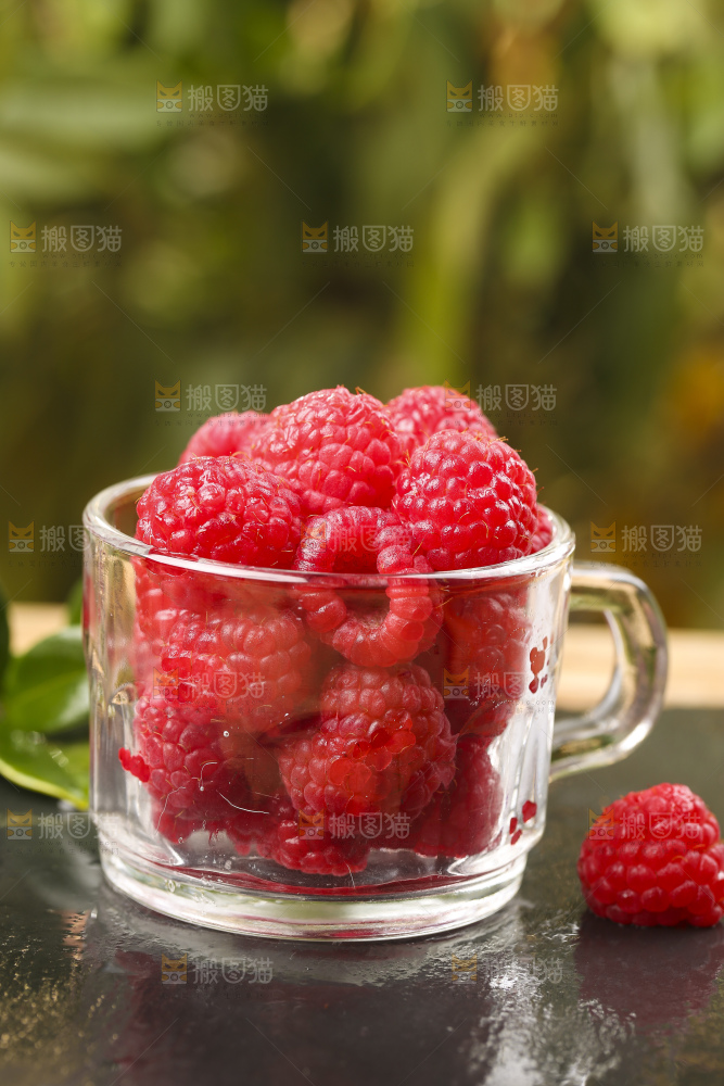 深底上的新鲜覆盆子