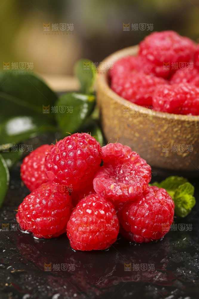 深底上的新鲜覆盆子