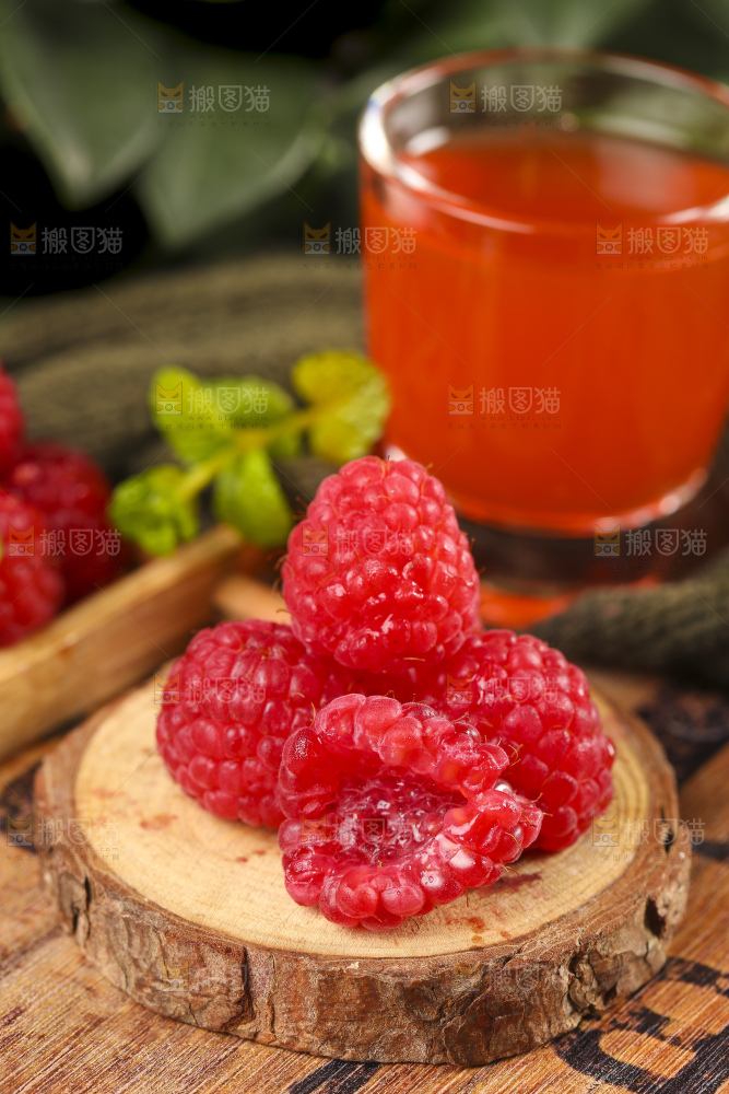深底上的新鲜覆盆子