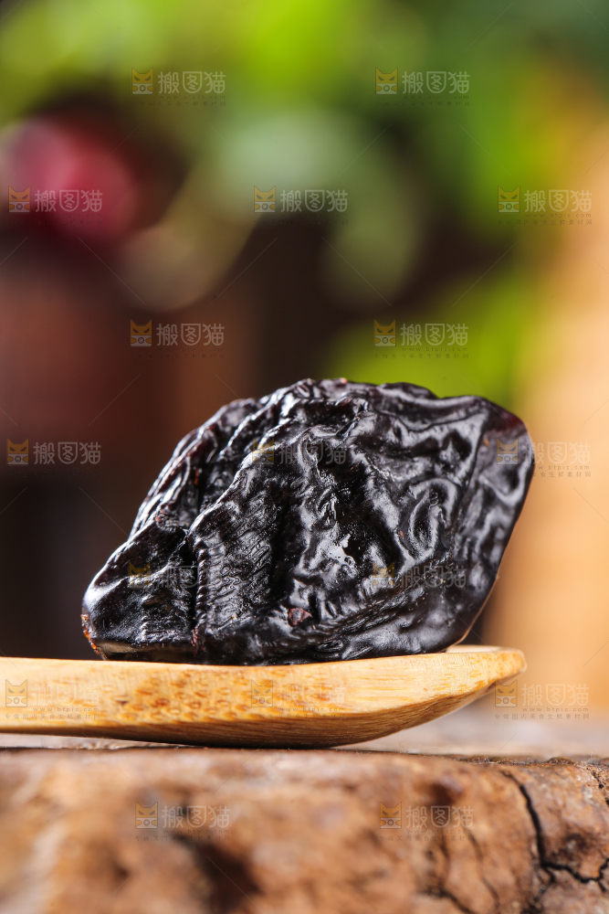 木底上的新疆西梅干