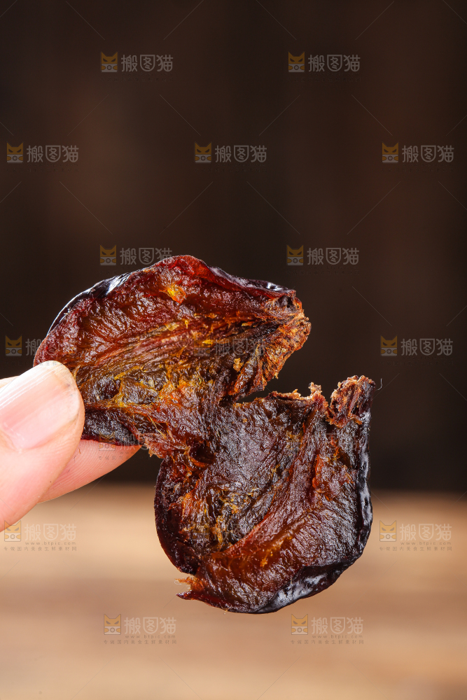 木底上的新疆西梅干