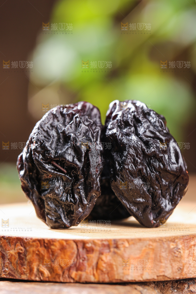 木底上的新疆西梅干