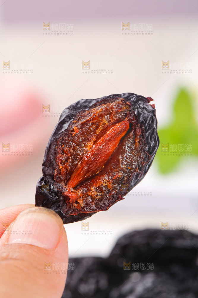 浅底上的西梅干