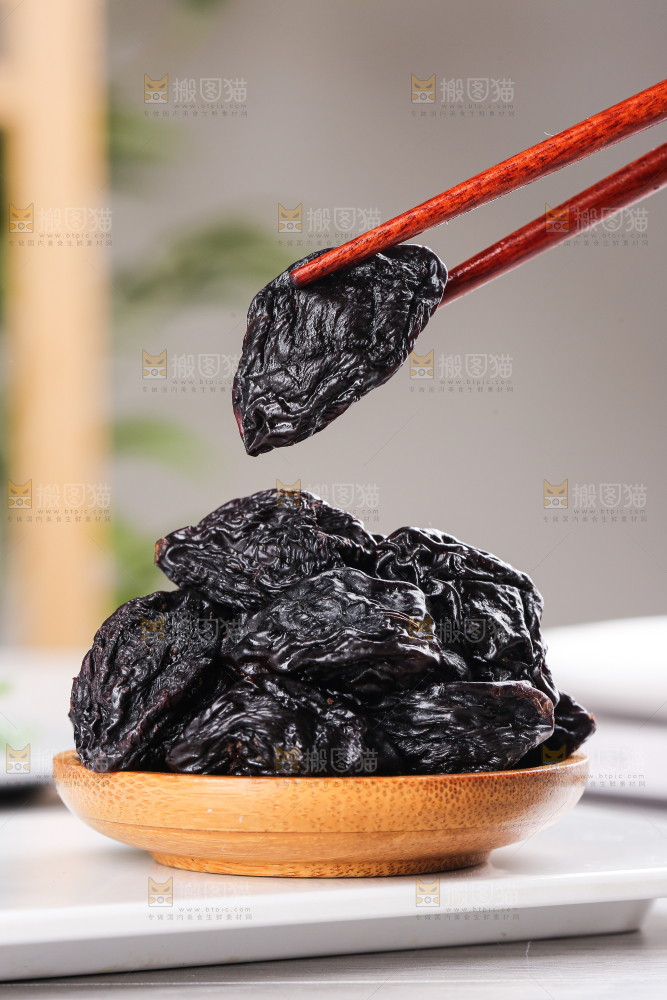 浅底上的西梅干