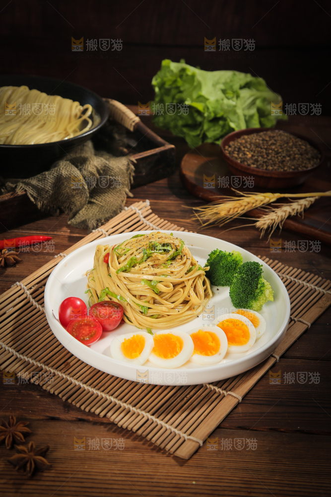 盘子里的苦荞拌面