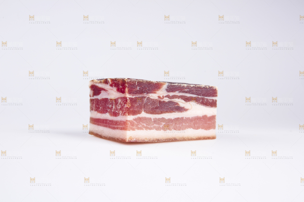 白底上的五花咸肉
