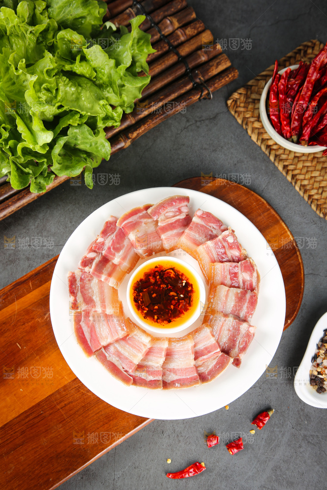 盘子里的咸腊肉