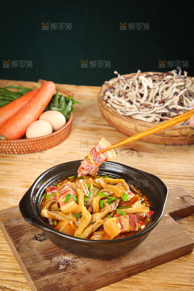 盘子里的茄子炖腊肉