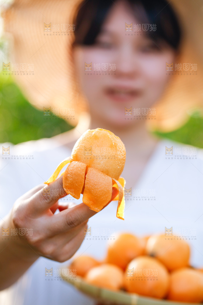 手里拿着米易枇杷