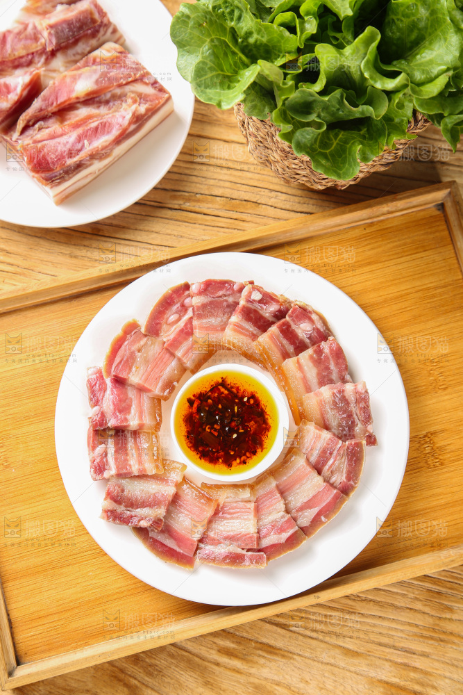 盘子里的咸腊肉