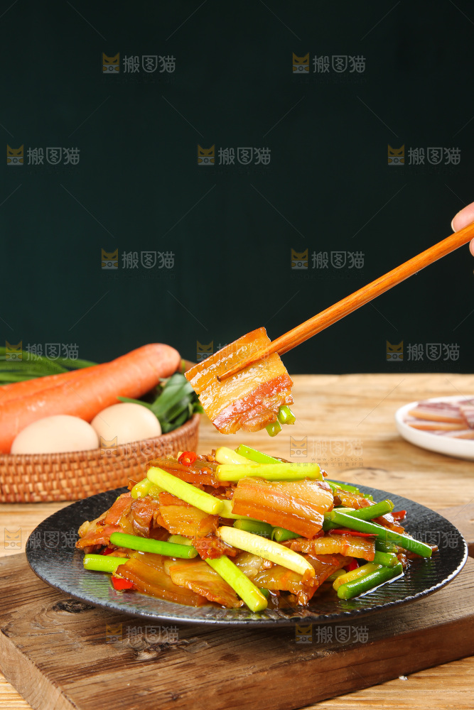 盘子里的蒜苔炒腊肉
