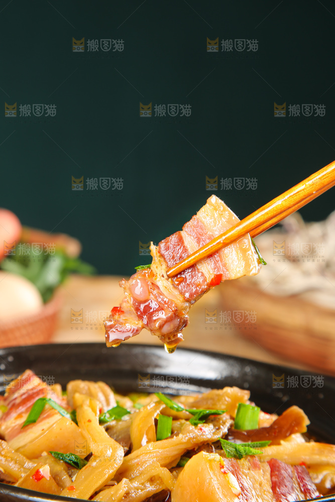 盘子里的茄子炖腊肉