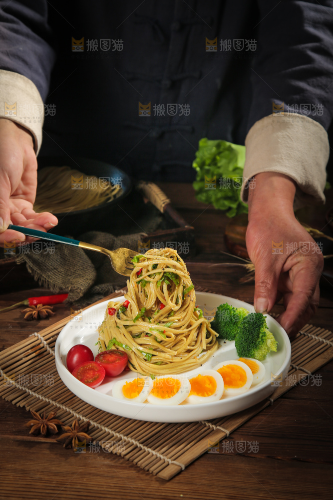 盘子里的苦荞拌面