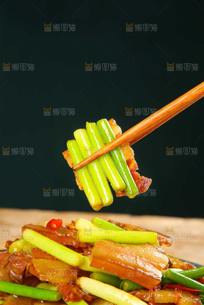 盘子里的蒜苔炒腊肉