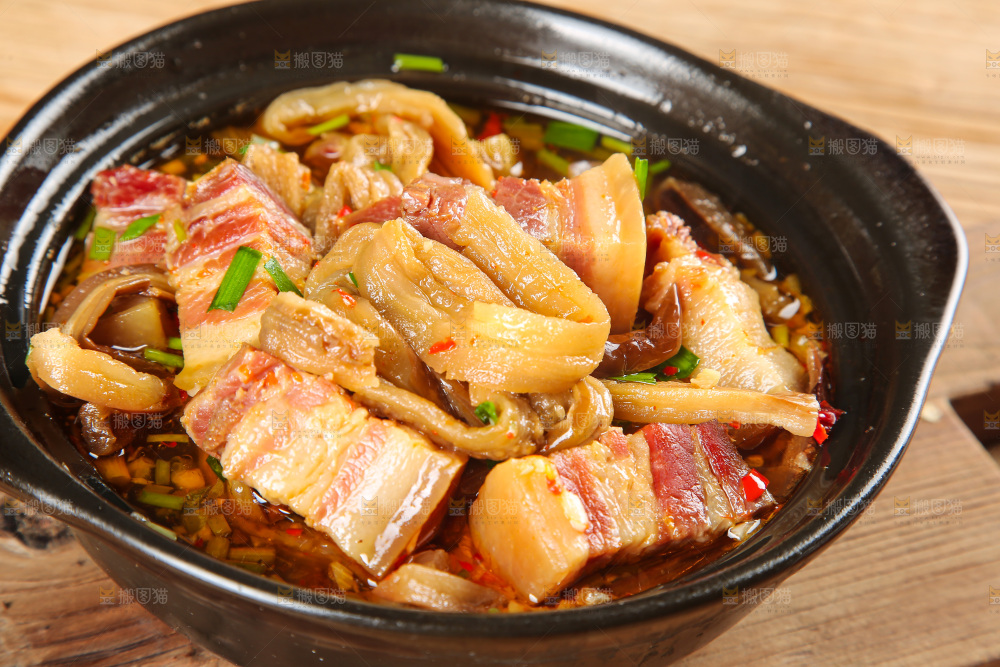 盘子里的茄子炖腊肉