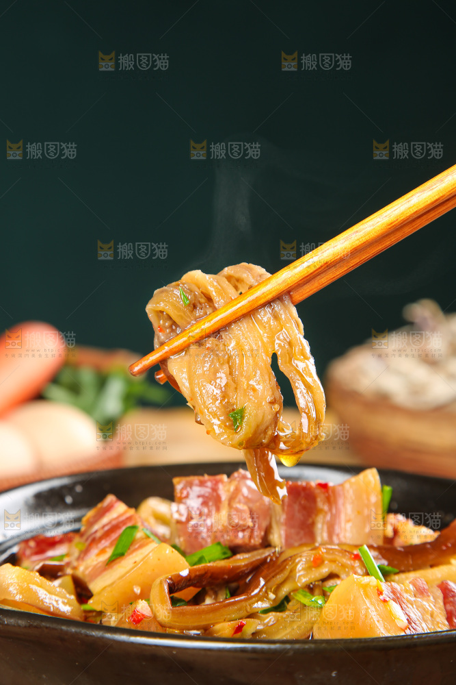 盘子里的茄子炖腊肉