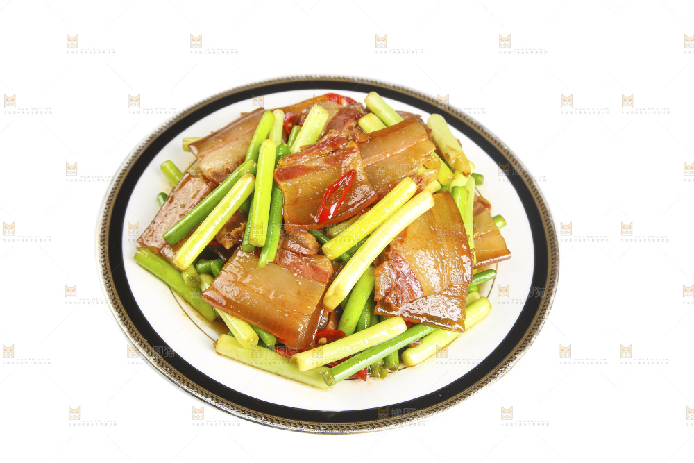 盘子里的蒜苔炒腊肉