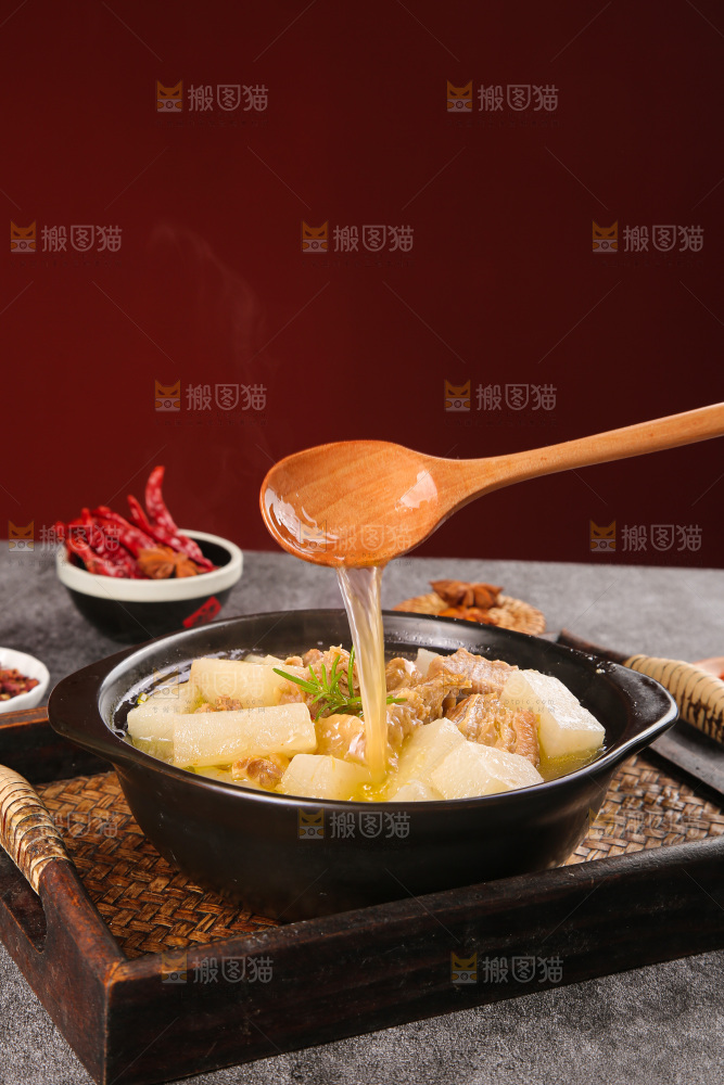 碗里的萝卜炖牛腩