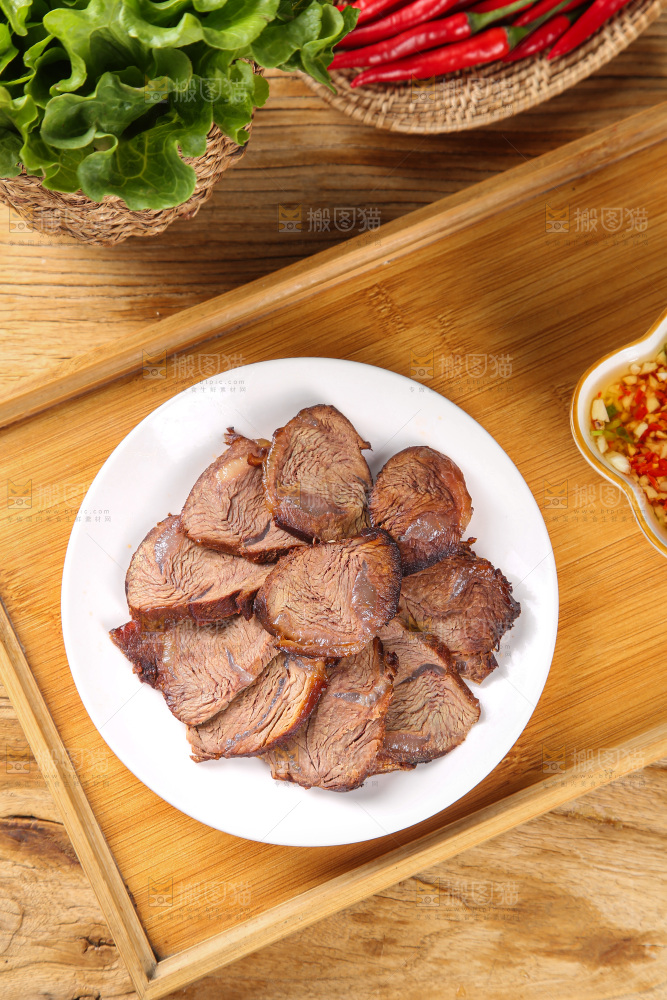 盘子里的卤牛肉
