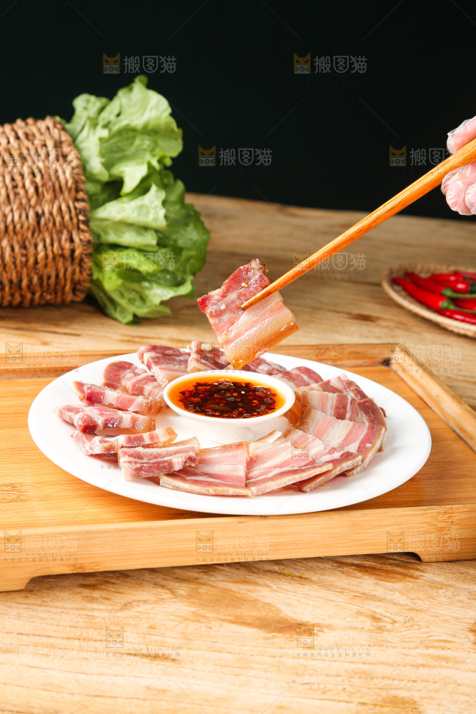 盘子里的咸腊肉