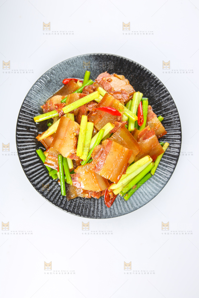 盘子里的蒜苔炒腊肉