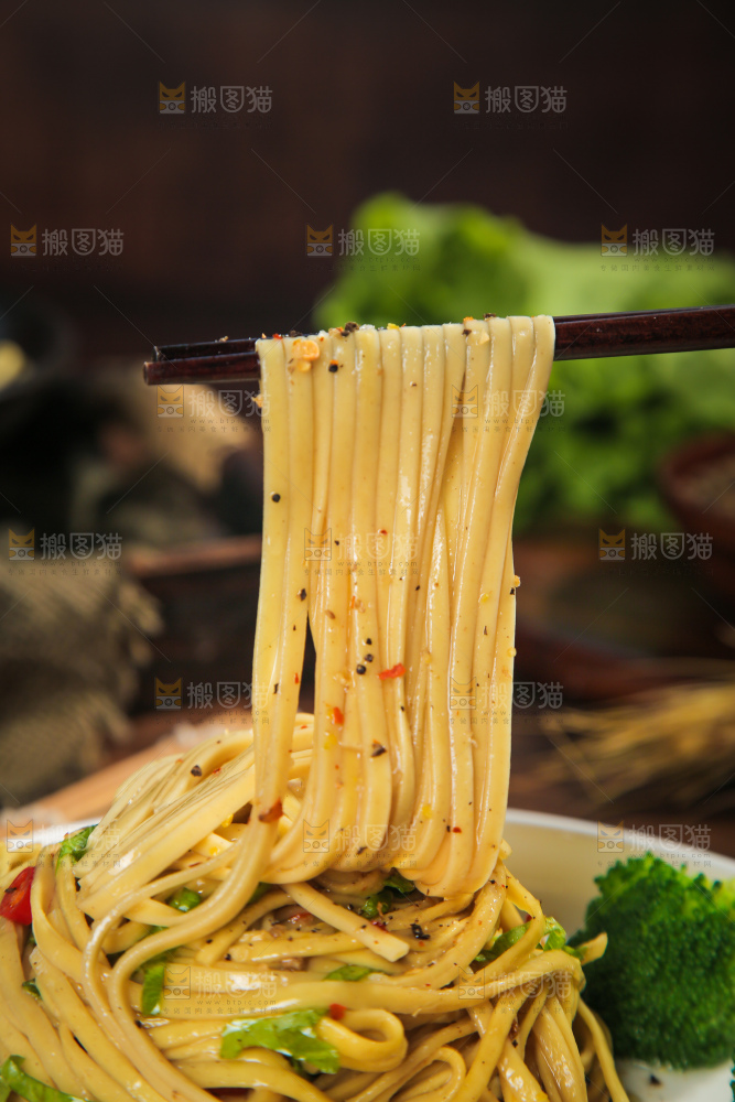 盘子里的苦荞拌面