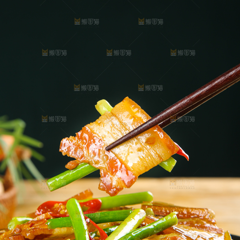 盘子里的蒜苔炒腊肉