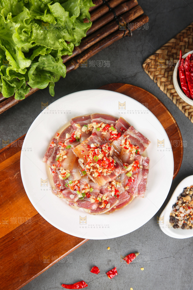 盘子里的咸腊肉