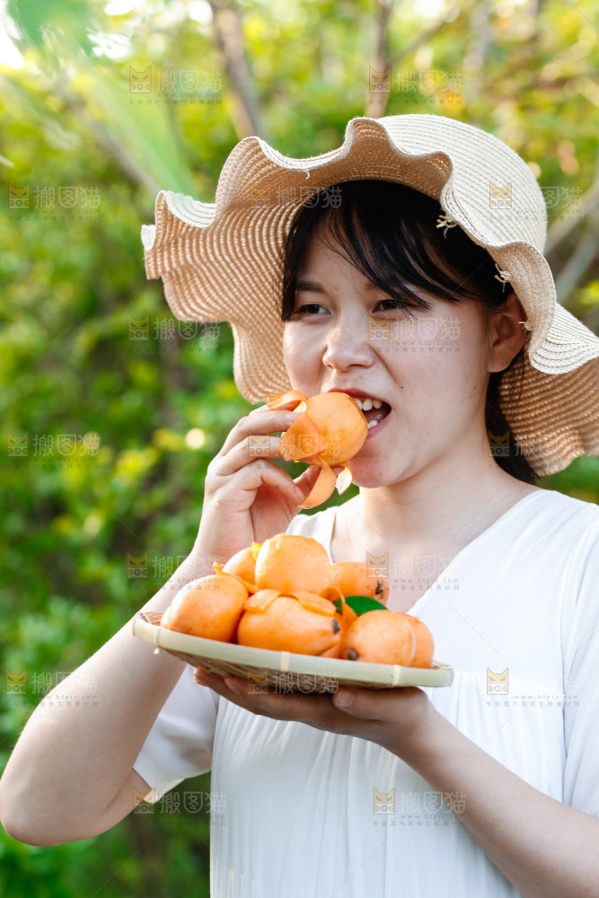 手里拿着米易枇杷