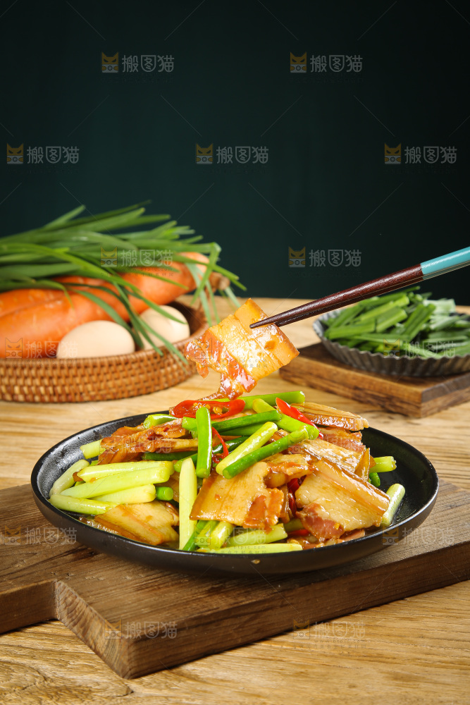 盘子里的蒜苔炒腊肉