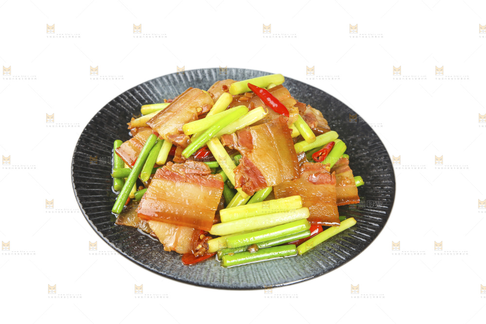 盘子里的蒜苔炒腊肉