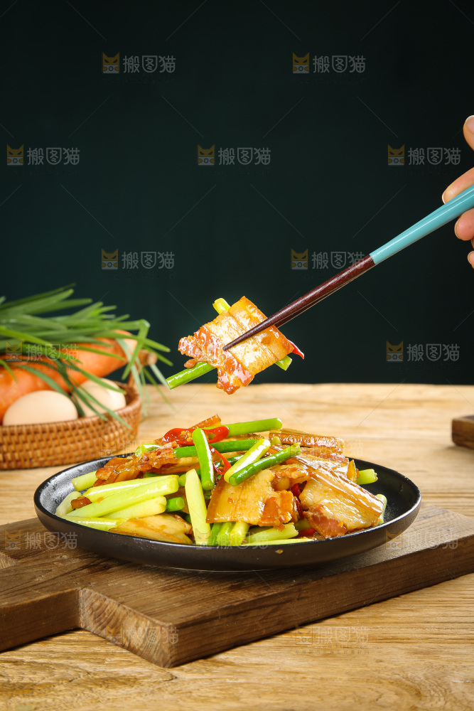 盘子里的蒜苔炒腊肉