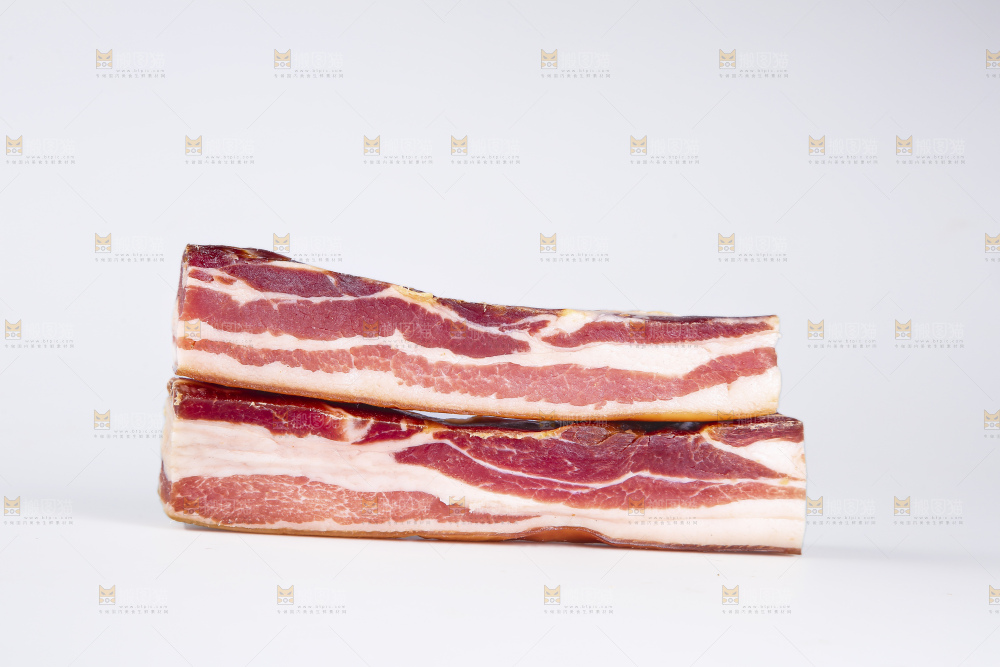 白底上的五花咸肉