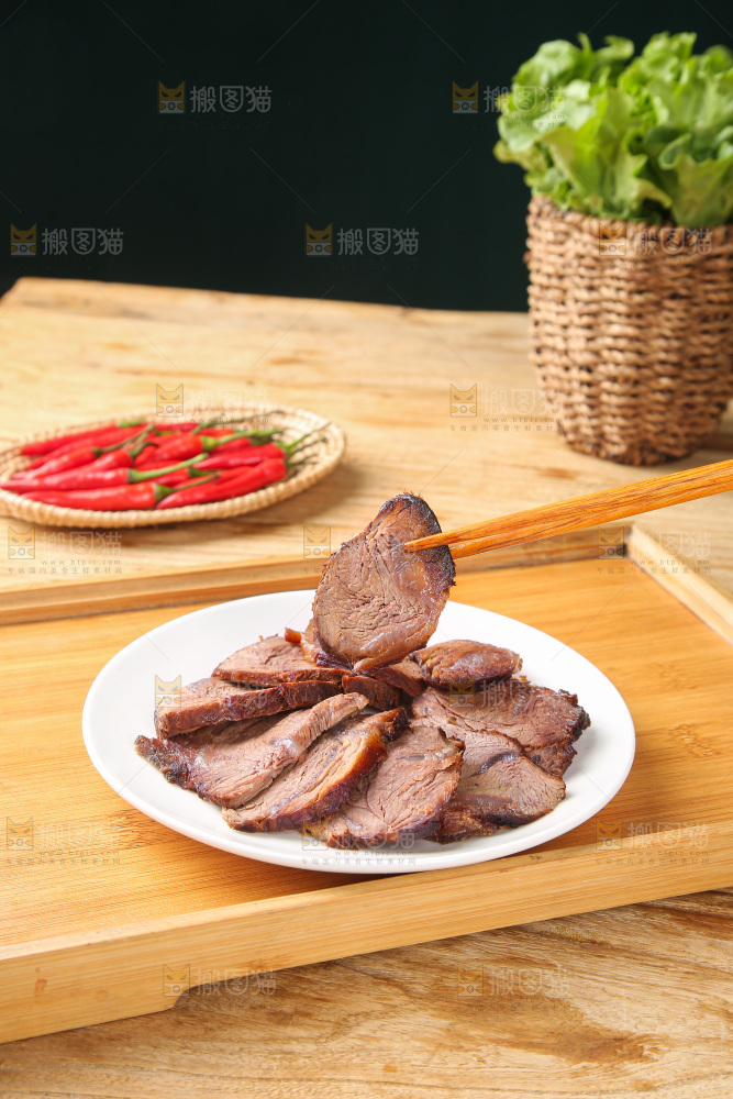 盘子里的卤牛肉