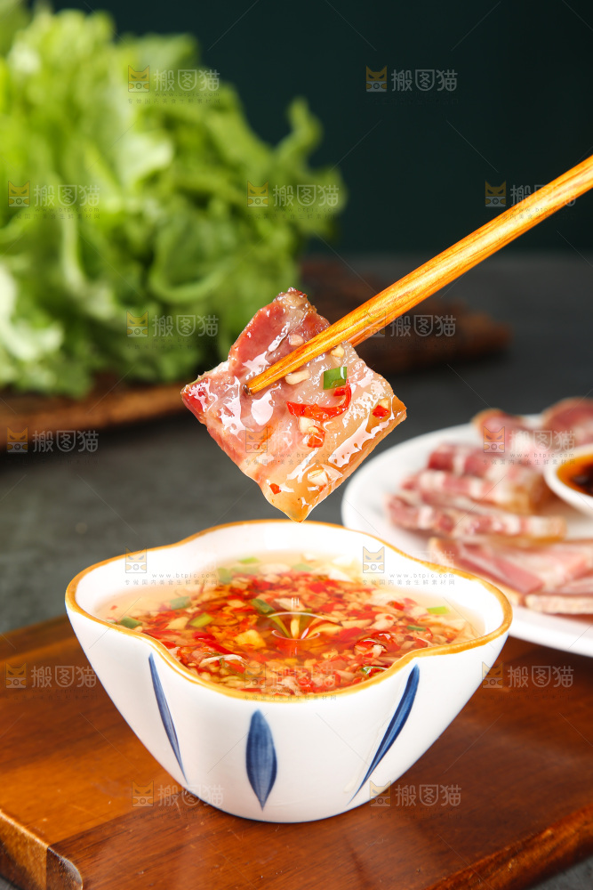 盘子里的咸腊肉