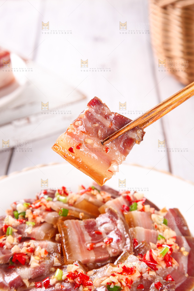 盘子里的咸腊肉