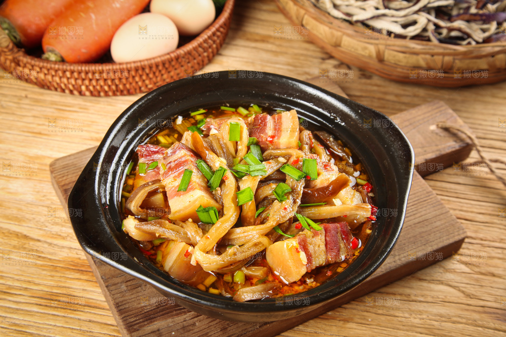 盘子里的茄子炖腊肉