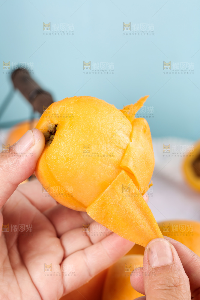 浅底上的新鲜枇杷