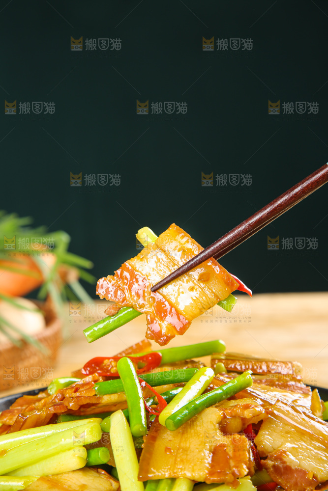 盘子里的蒜苔炒腊肉